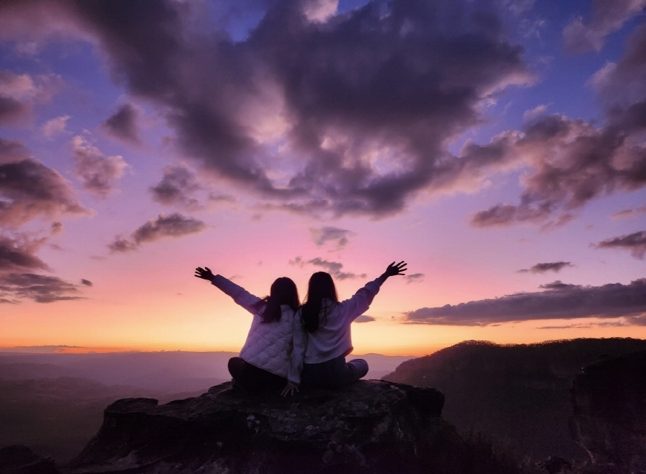붉게 물든 석양과 함께 감성 가득한 사진 타임